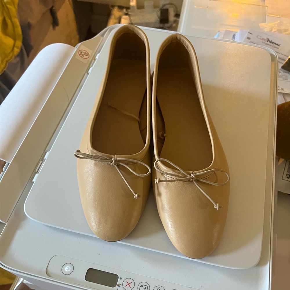 Zara brand new NWOT sold out nude leather flats